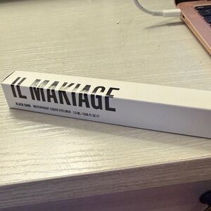 IL MAKIAGE Waterproof Liquid Eyeliner - Black Card/Foundation Blending Brush